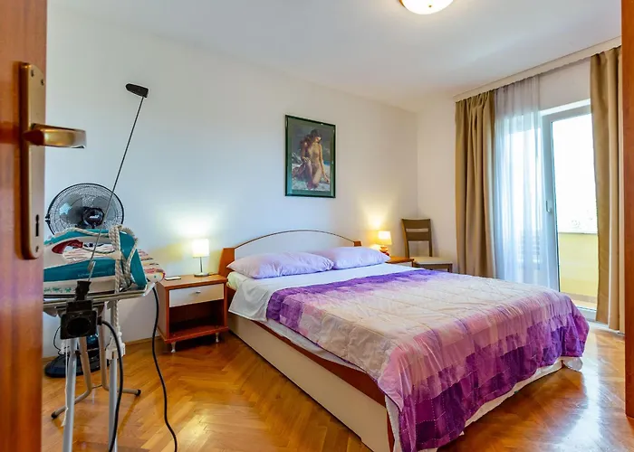 Lanterna Puntamika Apt. Near Beach