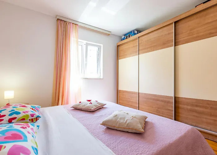 Lanterna Puntamika Apt. Near Beach