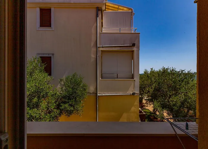 Lanterna Puntamika Apt. Near Beach