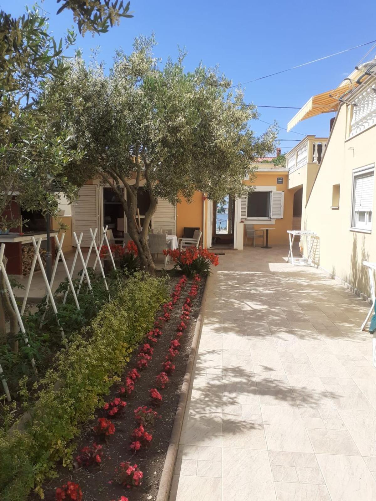 Lanterna Puntamika Apt. Near Apartment
